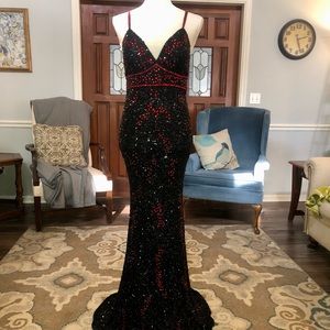 ❗️SOLD❗️Sz 6 Black and Sequin Beaded Gown